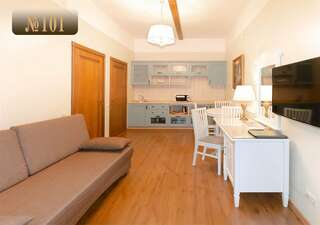 Гостиница В некотором царстве Поляны Сьют двухкомнатный с двором и кухонным уголком-2