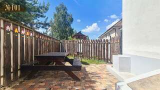 Гостиница В некотором царстве Поляны Сьют двухкомнатный с двором и кухонным уголком #101-6