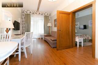 Гостиница В некотором царстве Поляны Сьют двухкомнатный с двором и кухонным уголком #101-2